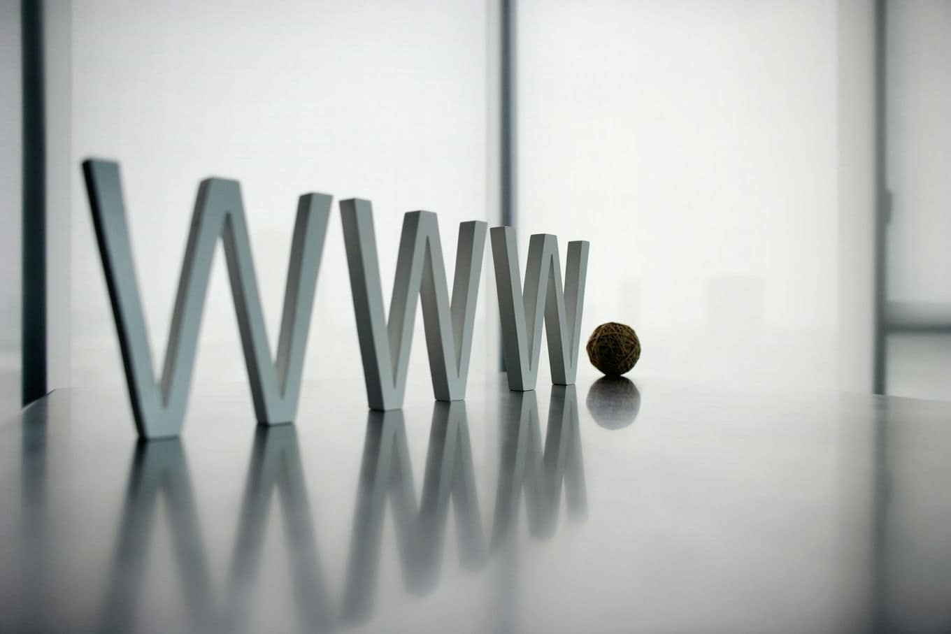 napis WWW z liter przestrzennych