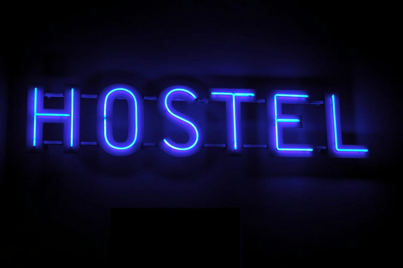 reklama świetlna hostelu