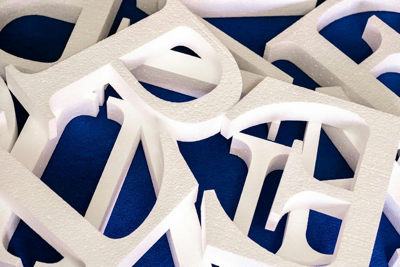 rozrzucone litery przestrzenne