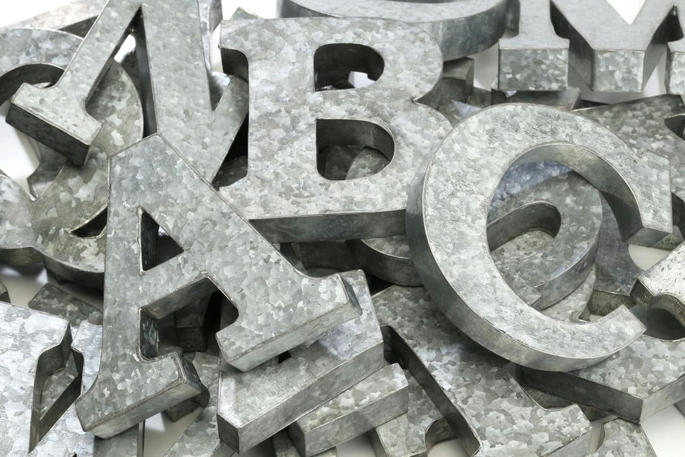 szare przestrzenne litery